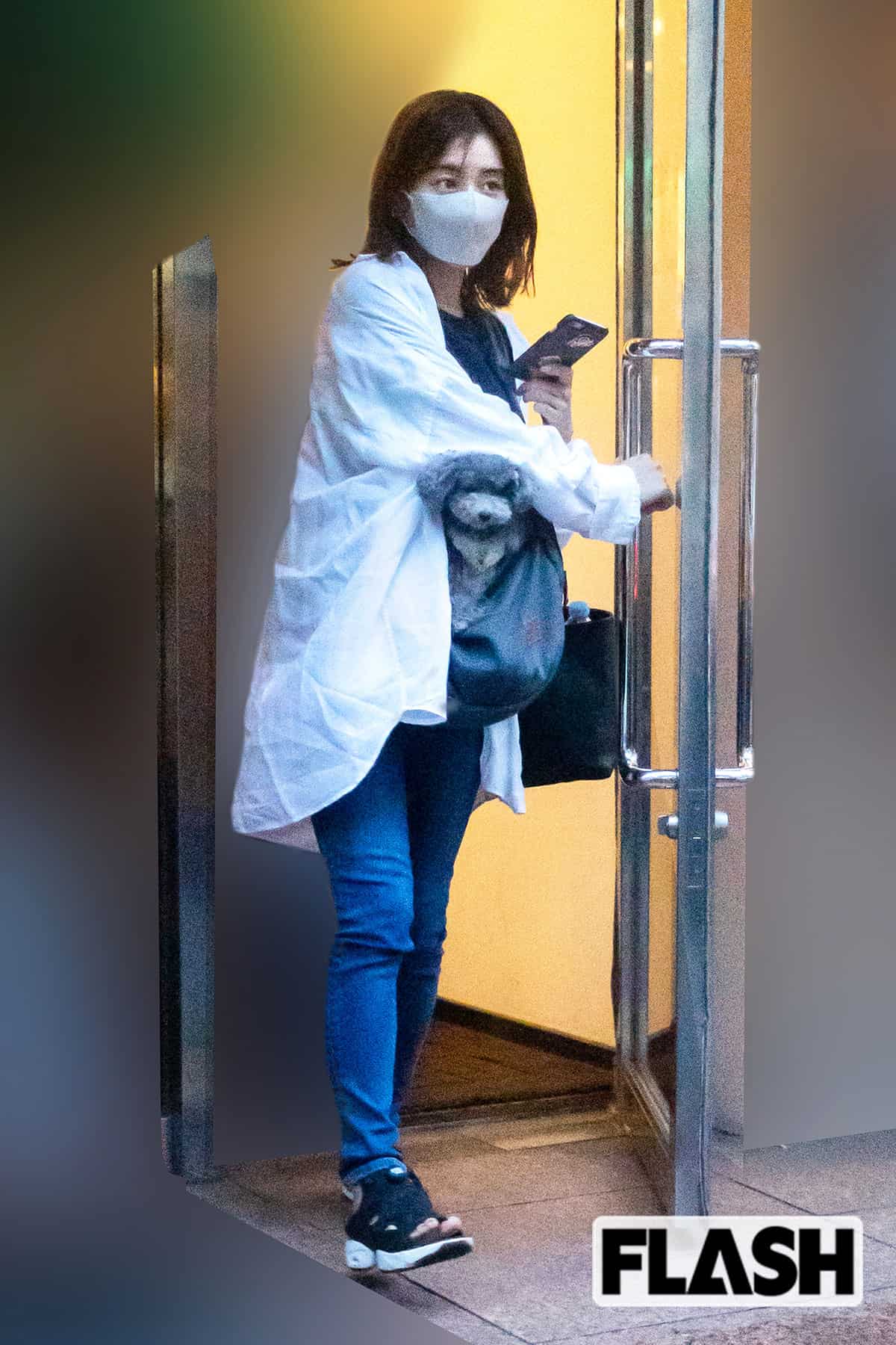 カフェから出てきた田中。行きも帰りも「スリング」と呼ばれる抱っこ紐で愛犬を連れていた